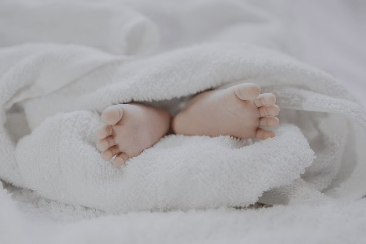 Baby in zacht ochtendlicht