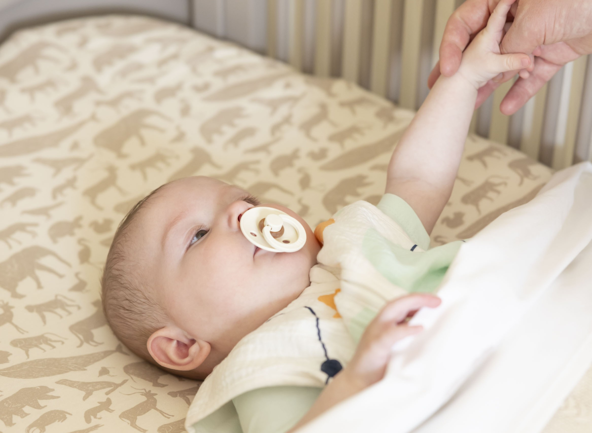 Baby houd handje vast van mama