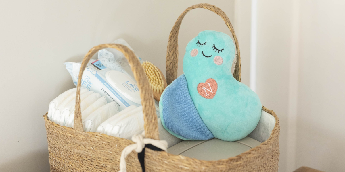 Kraamcadeau: mandje met knuffel en babyverzorgingsproducten