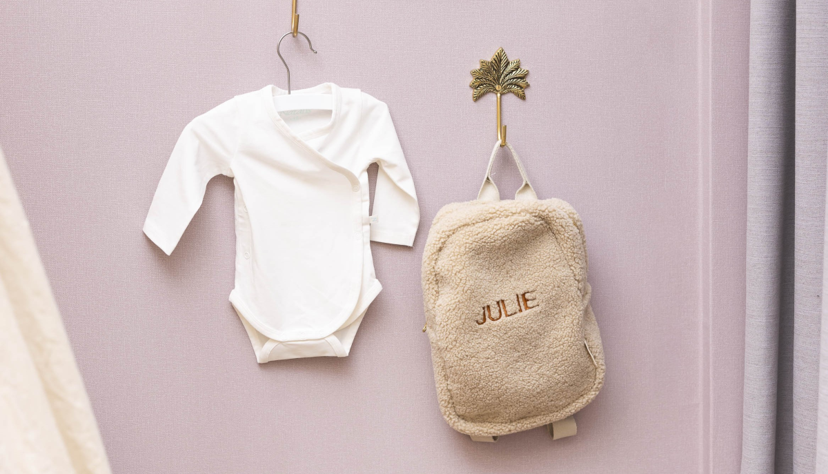 Rompertje en baby-rugzakje